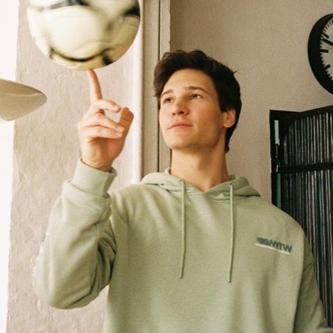 Wincent Weiss mit einem Fußball auf dem Finger