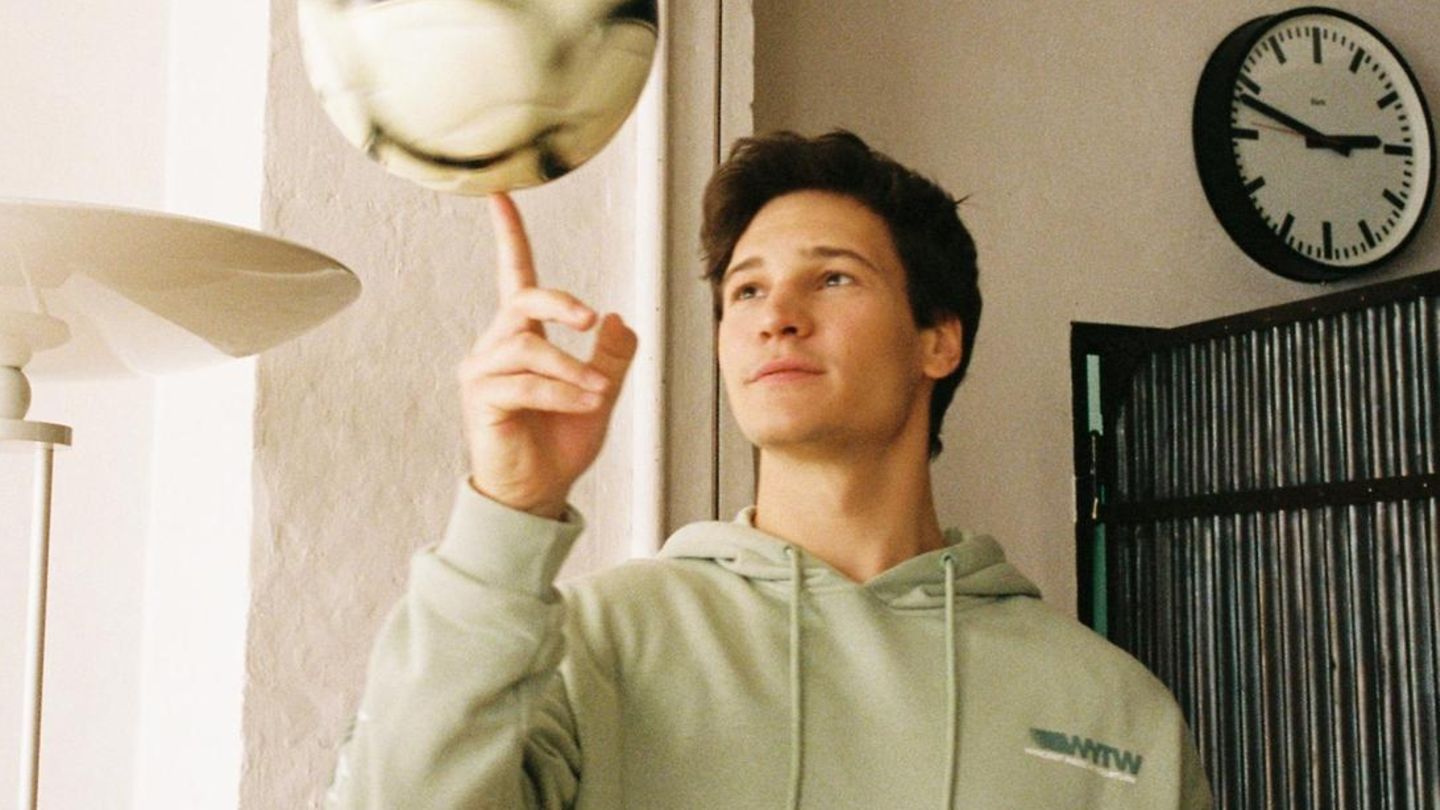 Wincent Weiss mit einem Fußball auf dem Finger