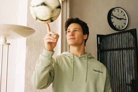 Wincent Weiss mit einem Fußball auf dem Finger