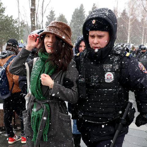 Moskau, Russland: Polizisten bei einem Einsatz gegen Anti-Kriegs-Demonstranten Anfang April