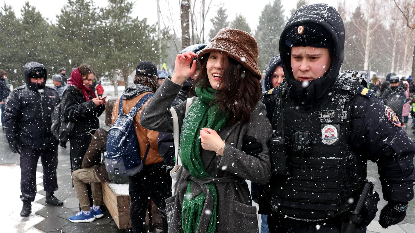 Moskau, Russland: Polizisten bei einem Einsatz gegen Anti-Kriegs-Demonstranten Anfang April