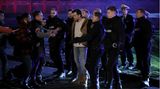 Jesus wird abgeführt. Sein Jünger Petrus (Laith Al-Deen) will ihn befreien, doch ihr Anführer verbietet ihnen den Einsatz von Gewalt. 
