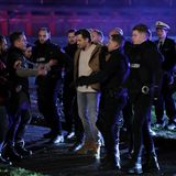 Jesus wird abgeführt. Sein Jünger Petrus (Laith Al-Deen) will ihn befreien, doch ihr Anführer verbietet ihnen den Einsatz von Gewalt. 