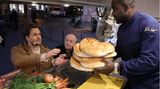 Beim Abendmahl teilt Jesus mit den Jüngern das Brot. Das besorgt er vorher in einem Imbiss. Der bekannte Koch Nelson Müller spielt den Verkäufer, Rainer Calmund mimt einen Kunden.