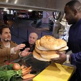 Beim Abendmahl teilt Jesus mit den Jüngern das Brot. Das besorgt er vorher in einem Imbiss. Der bekannte Koch Nelson Müller spielt den Verkäufer, Rainer Calmund mimt einen Kunden.