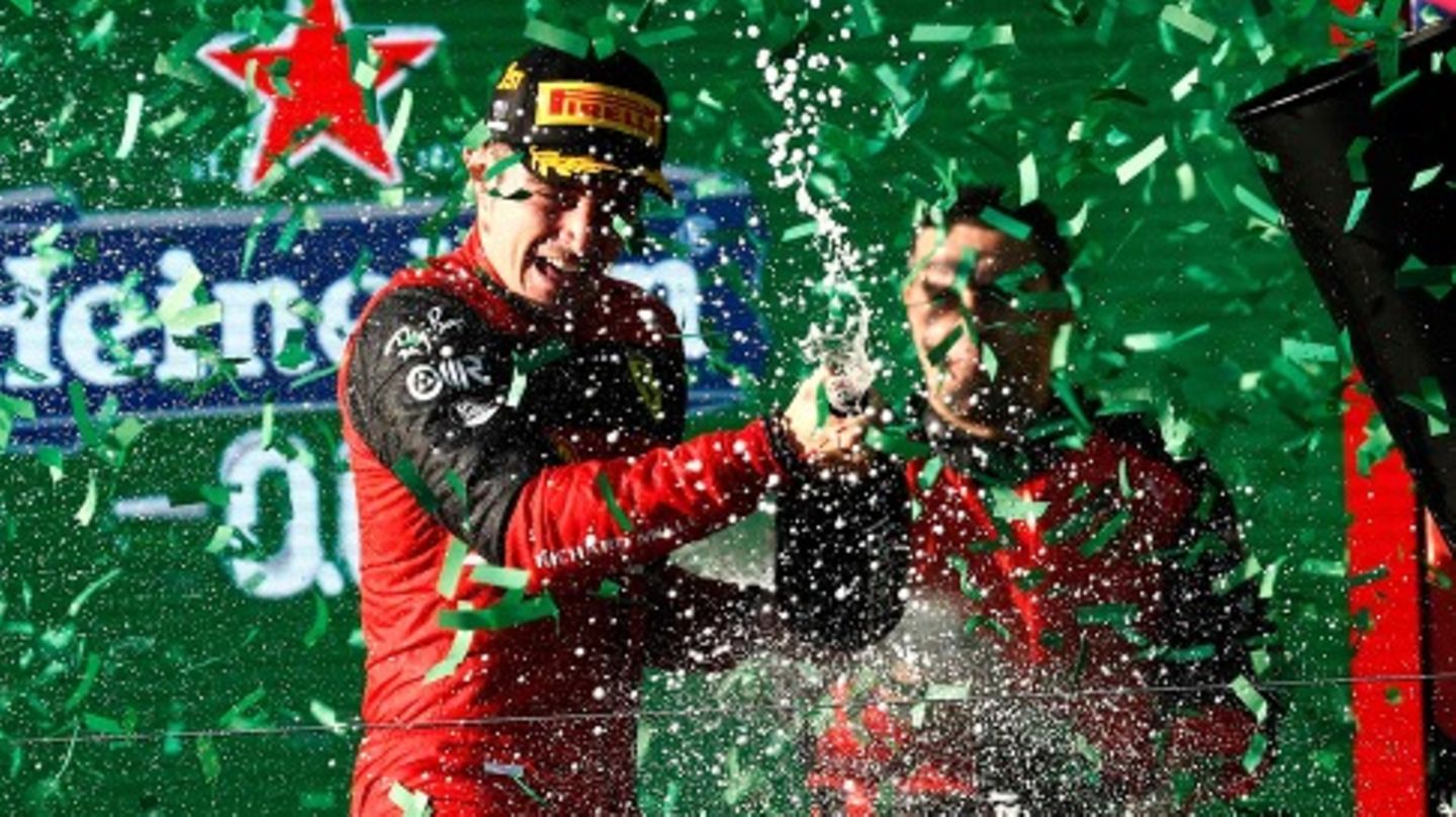 Große Träume: Charles Leclerc lässt in Melbourne den Schampus unter einem Konfettiregen spritzen