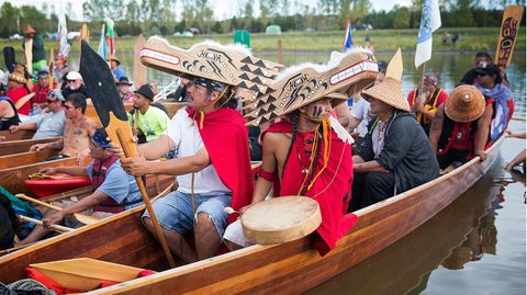 Stammesmitglieder der Quinault bei einer Zeremonie auf dem Wasser
