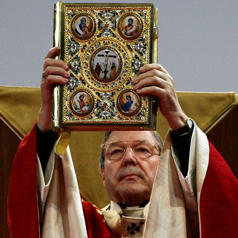 Der australische Erzbischof George Pell erhebt eine Bibel