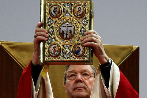 Der australische Erzbischof George Pell erhebt eine Bibel
