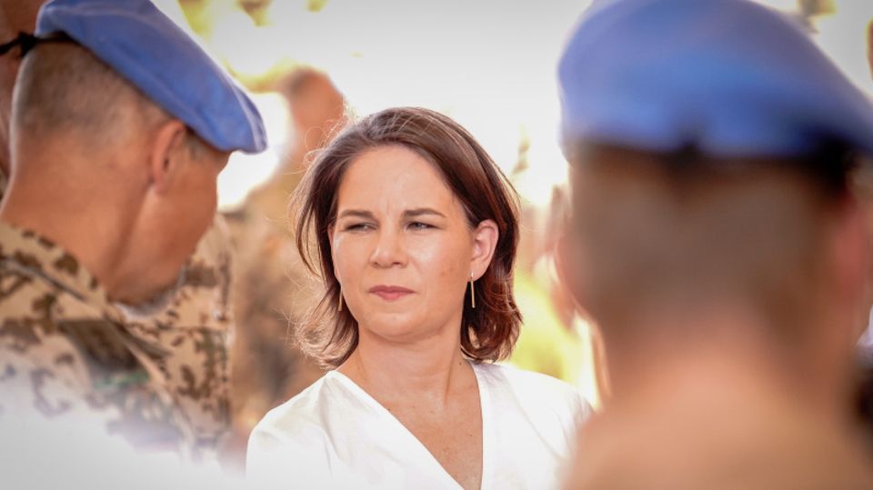 Außenministerin Annalena Baerbock spricht in Gao in Mali im Feldlager Camp Castor mit Soldaten
