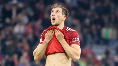 Leon Goretzka, Spieler des FC Bayern München, blickt in den Nachthimmel