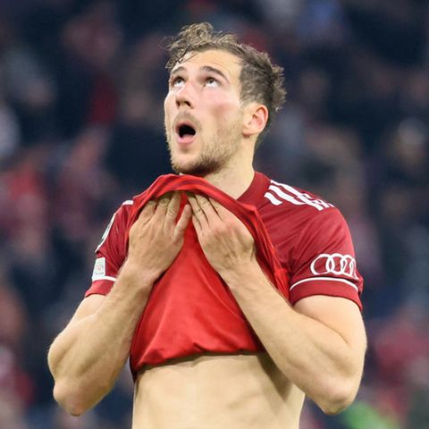 Leon Goretzka, Spieler des FC Bayern München, blickt in den Nachthimmel