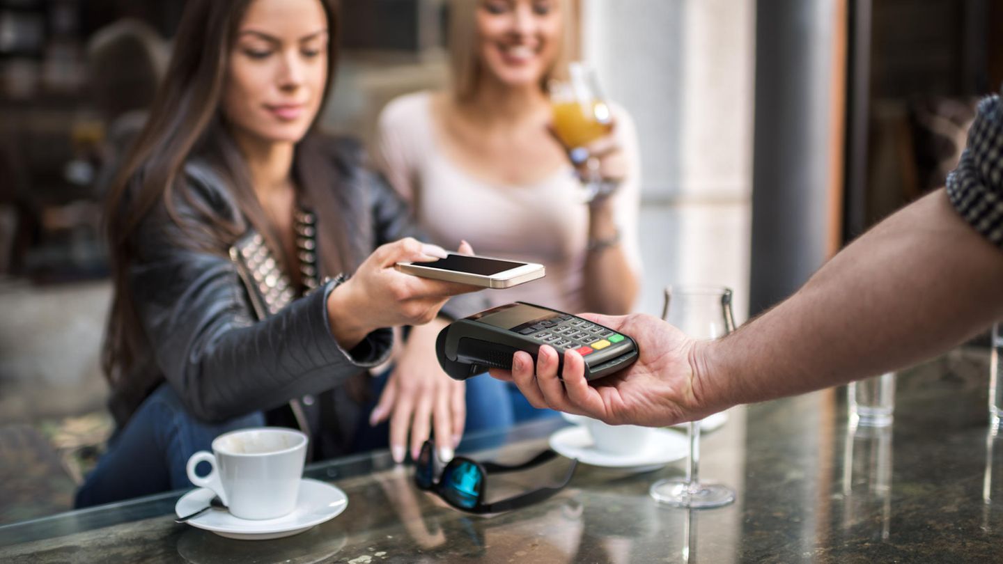 Eine Frau bezahlt mit ihrem Smartphone