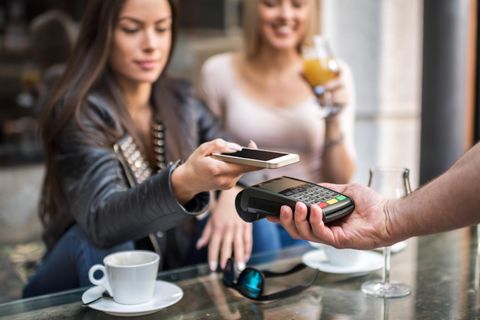 Eine Frau bezahlt mit ihrem Smartphone