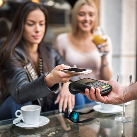 Eine Frau bezahlt mit ihrem Smartphone