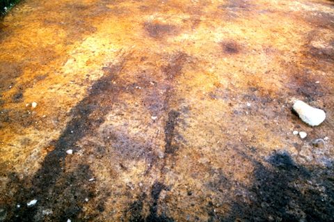 Steinzeitliche Spuren von Rad und Wagen auf einem Gräberfeld bei Flintbek in Schleswig-Holstein.