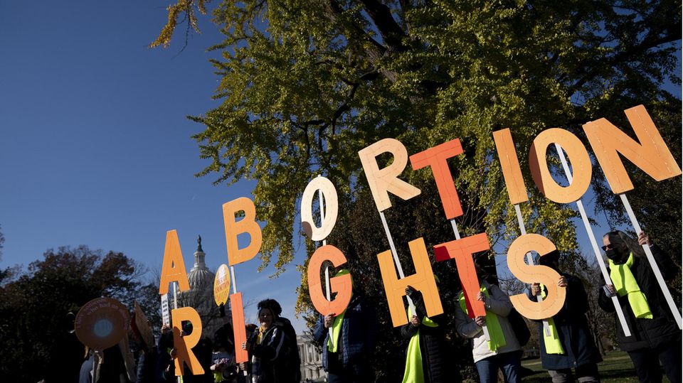 Demonstranten vor dem weißen Haus protestieren für das Recht zur Abtreibung