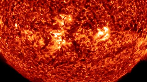 Sonne zeigt hohe Aktivität: Sonnenfleck sendet Solarsturm zur Erde