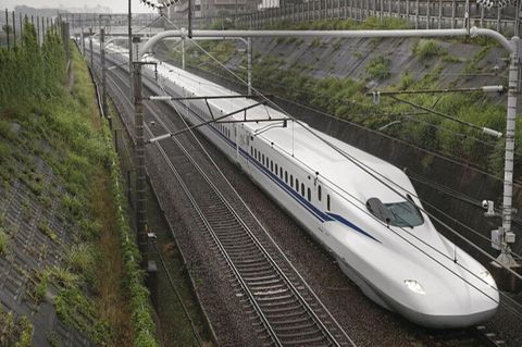 Japan: Der Schnellzug Shinkansen auf einer Strecke