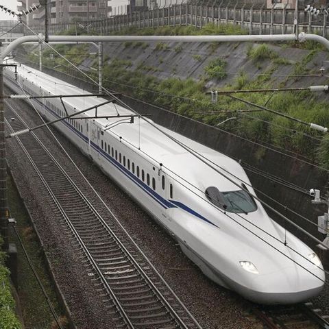 Japan: Der Schnellzug Shinkansen auf einer Strecke