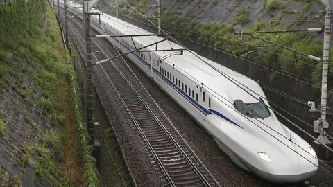 Japan: Der Schnellzug Shinkansen auf einer Strecke