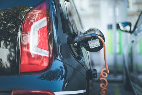 Elektroauto steht an einer Ladesäule