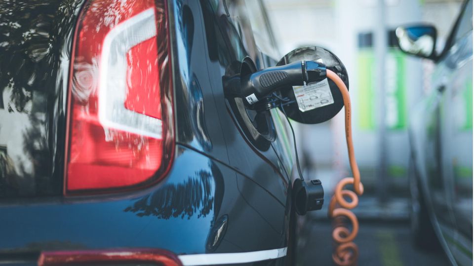 Elektroauto steht an einer Ladesäule