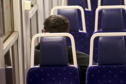 Frankreich: Ein Mann sitzt im Zug und schaut aus dem Fenster