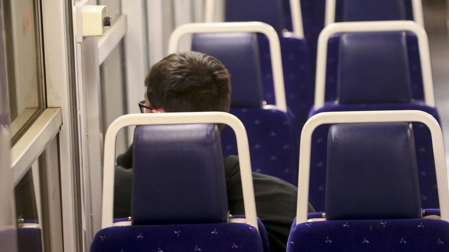 Frankreich: Ein Mann sitzt im Zug und schaut aus dem Fenster