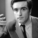 Schauspieler Michael Degen raucht auf diesem schwarz-weißen Bild