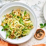 Zucchini-Nudeln (Zoodles) mit Karotten-Ingwersauce      Zutaten für 2 Personen:  2 Zucchini, 3 Liter Wasser, Salz, 1 Karotte, 1 Stück Ingwer, ca. 2 cm, 100 g Müsli "Nuss & Krokant",  450 ml Gemüsebrühe oder Gemüsefond, 2 EL Mandelmus,  Pfeffer, Muskatnuss, frische Petersilie      Zubereitung: Zucchini waschen, putzen und mit einem Spiralschneider in lange Streifen schneiden. Topf mit Salzwasser zum Kochen bringen. Inzwischen Karotte und Ingwer schälen, mit dem Gemüsehobel fein raspeln. Beides zusammen mit dem Müsli in der Gemüsebrühe aufkochen. Vom Herd nehmen und kurz abgedeckt quellen lassen. Anschließend mit dem Mandelmus verrühren. Mit Salz, Pfeffer und Muskatnuss abschmecken. Zucchini für 2-3 Minuten in das kochende Wasser geben und abschrecken.   Zoodles mit der Sauce auf einem Teller drapieren und mit der frischen Petersilie garnieren.   Tipp: Für noch mehr Karottengeschmack ersetze die Hälfte der Zucchini durch Karotten.