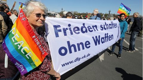 "Frieden schaffen ohne Waffen": Welche Bedeutung hat das einstige Motto der Friedensbewegung heute noch im Angesicht des Ukraine-Krieges