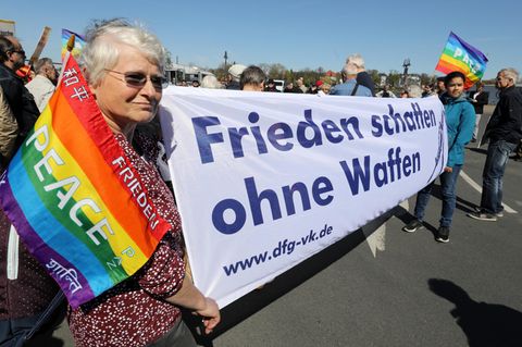 "Frieden schaffen ohne Waffen": Welche Bedeutung hat das einstige Motto der Friedensbewegung heute noch im Angesicht des Ukraine-Krieges