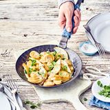 Gnocchi in Gorgonzola-Birnen-Soße      Zutaten für 4 Portionen:  Für die Gnocchi: 500 g mehlig kochende Kartoffeln, 50 g Kartoffelstärke, 25 g Instant-Haferflocken, 1 Eigelb, Salz, Pfeffer, geriebene Muskatnuss  Für die Soße: 100 ml Schlagsahne, 100 g Gorgonzola ohne Rinde, 1 aromatische Birne, 1 Spritzer Zitronensaft, ½ Bund Majoran      Zubereitung: Die Kartoffeln mit der Schale weich kochen, abgegossen etwas abkühlen lassen, dann pellen und durch die Kartoffelpresse drücken oder durch ein großes Sieb streichen. Mit Stärke, Instant-Haferflocken und Eigelb verkneten. Mit Salz, Pfeffer und Muskatnuss abschmecken. Den Teig auf bemehlter Fläche zu einer ca. 3 cm dicken Rolle formen, in ca. 1 cm dicke Scheibe schneiden und diese mit der Gabel leicht auseinanderdrücken. In siedendem Salzwasser die Gnocchi garen bis sie an die Oberfläche kommen.   Sahne aufkochen und etwas einkochen lassen. Den Käse in kleine Stücke zerteilen und nach und nach mit einem Schneebesen in die Sahne rühren. Die Birne vierteln, entkernen und in Spalten schneiden, dann zur Soße geben und ca. 3 Minuten darin gar ziehen lassen. Mit Salz, Pfeffer und Zitronensaft abschmecken und über die Gnocchi geben, Majoranblättchen darüber verteilen.