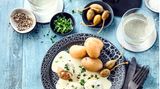 Vegane Königsberger Klopse      Zutaten für 4 Portionen:  Zutaten für Klopse:  1 Zwiebel, 40 g Walnüsse, 40 g Pekannüsse, 170 g Haferflocken blütenzart, 2 EL Speiseöl, 1200 ml Brühe oder Gemüsefond, 60 g glatte Petersilie, 1 EL mittelscharfer Senf, Salz, Pfeffer, Paprika edelsüß, 1 Lorbeerblatt  Zutaten für die Sauce:  5 EL Speiseöl, 4 EL Mehl, 200 ml Kochbrühe der Klopse, 200 ml Pflanzliche Kochsahne, 1 EL Zitronensaft, 1 Glas Kapern und der Saft davon, Salz  Pfeffer, Muskatnuss      Zubereitung:  Zwiebel schälen und fein würfeln. Nüsse fein im Mixer zerkleinern und mit Haferflocken vermengen. Zwiebeln in einer Pfanne mit Butterschmalz glasig dünsten. Nuss-Haferflocken-Gemisch hinzufügen und kurz anrösten. 200 ml Gemüsebrühe hinzugeben, umrühren und vom Herd nehmen. Petersilie fein hacken und die Hälfte zur Klopsmasse hinzugeben. Diese mit den Gewürzen und Senf abschmecken und mithilfe einer Gabel zu einem Klopsteig vermengen.  Restliche Gemüsebrühe in einem großen Topf erwärmen – sie darf nicht kochen. Derweil aus dem Klopsteig gleichmäßig viele Klopse formen und anschließend vorsichtig in die Brühe geben. Darin 10 Minuten ziehen lassen und mit einer Schaumkelle wieder rausholen. Klopse warm stellen.  Für die Sauce Butterschmalz in einem Topf erhitzen. Wenn das Mehl hinzugefügt wird, muss schnell und kräftig gerührt werden. Anschließend sofort die Kochbrühe der Klopse hinzufügen und weiterrühren. Pflanzliche Kochsahne, Kapern, Saft der Kapern, Zitronensaft und restliche Petersilie beimengen. Mit den Gewürzen abschmecken. Die Klopse zusammen mit der Sauce servieren. Dazu passen Pellkartoffeln oder Reis.