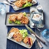 Rote-Bete-Taler mit Nuss-Dip      Zutaten für 4 Portionen:   Für den Dip: 60 g Haselnusskerne, 2 TL Sesamöl, 250 g Naturjoghurt, Salz, Pfeffer  Für die Taler: 600 g Rote Bete, Salz, 2 Eier, Pfeffer, 250 g kernige Haferflocken, Olivenöl       Zubereitung: Nüsse fein hacken, zusammen mit dem Sesamöl unter den Jogurt rühren und mit Salz sowie Pfeffer abschmecken.   Rote Bete schälen und in 1 cm dicke Scheiben schneiden. Knapp bedeckt in Salzwasser ca. 20 Minuten garen, abkühlen lassen. Eier verquirlen und würzen. Rote-Bete-Scheiben durch die Eier ziehen und mit Haferflocken panieren. Anschließend Haferflocken auf beiden Seiten gut andrücken.  Rote-Bete-Taler im heißen Olivenöl von jeder Seite knusprig-braun braten. Auf Küchenkrepp abtropfen lassen und zusammen mit dem Dip servieren.