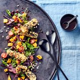 Panierte Feta-Stifte mit Mango-Salat      Zutaten für 2 Portionen:  Zutaten für den Salat: 250 g Baby-Salat-Mischung, ½ Mango, 6 Cherry Tomaten, ½ Granatapfel, 20 g Sonnenblumenkerne   Zutaten für das Balsamico-Dressing:  4 EL Balsamicoessig, 1 TL körniger Senf, 1 TL Sojasauce, 1 TL Zucker, 6 EL Olivenöl, Salz, Pfeffer  Zutaten für panierte Feta-Stifte: 1 Pck. Feta (125 g), 4 EL Mehl, 50 ml Milch, 20 g Schwarzer Sesam, 50 g kernige Haferflocken      Zubereitung:  Salat und Tomaten waschen und abtropfen lassen. Mango halbieren, schälen und würfeln. Granatapfelkerne aus der Frucht lösen und die Tomaten ebenfalls halbieren. Gemüse und Salatblätter miteinander vermengen und beiseitestellen.  Balsamicoessig mit Senf, Sojasauce, Zucker und 6 EL Olivenöl gut vermischen. Mit Salz und Pfeffer abschmecken.   Feta in 4-6 längliche Streifen schneiden. Mehl, Milch sowie Haferflocken mit Sesam gemischt in drei unterschiedliche Teller füllen. 1. Teller:  Mehl, 2. Teller: Milch, 3. Haferflocken und Sesam. Fetastreifen zuerst in Mehl und dann in der Milch wenden, anschließend rundherum Kernigen-Sesam-Panade fest andrücken.  Olivenöl bei mittlerer Stufe erhitzen und panierten Feta von allen Seiten ca. 4-5 Min. goldbraun braten.  Salat, Sonnenblumenkerne und Dressing vermengen und zusammen mit den panierten Feta-Stiften servieren.