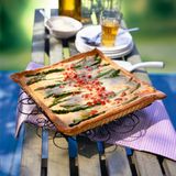 Spargelquiche      Zutaten für ca. 8 Stücke:  Für den Teig: 125 g Magerquark, 3 EL Milch, 6 EL Rapsöl, Jodsalz, 3 Eier, 150 Mehl, 1 TL Backpulver, 50 g Haferflocken blütenzart       Für den Belag: 750 g weißen Spargel, 120 g gekochter Schinken, 150 g Schmand, 150 g Mascarpone, 2 EL Instant-Haferflocken, weißer Pfeffer, 40 g geriebener Parmesan  Außerdem: Fett und Haferflocken blütenzart für die Form, getrocknete Hülsenfrüchte zum Blindbacken      Zubereitung:  Für den Teig Quark mit Milch, 4 EL Rapsöl, einer Prise Salz und einem Ei cremig rühren. Mehl mit Backpulver sowie Haferflocken mischen und unterkneten. Quicheform fetten und mit Haferflocken ausstreuen. Teig ausrollen, die Form damit auskleiden und mit einer Gabel mehrmals einstechen. Teig mit Backpapier und Hülsenfrüchten belegen und im vorgeheizten Backofen ca. 10 Minuten backen, danach ohne Hülsenfrüchte und Backpapier weitere 5 Minuten vorbacken.   Spargelstangen waschen, die Enden abschneiden, wenn nötig schälen und vierteln. 2 EL Rapsöl in einer Pfanne erhitzen und den Spargel darin andünsten.   Gekochten Schinken würfeln. Schmand mit Mascarpone, restlichen Eiern und Instant-Haferflocken verrühren. Mit Salz und Pfeffer würzen und Käse unterheben. Spargel zusammen mit Schinkenwürfeln dekorativ auf dem vorgebackenen Teig verteilen, Schmandcreme darüber geben und backen. 