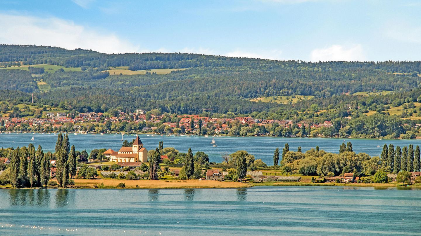 Blick über den Bodensee zur Insel Reichenau und nach Allensbach