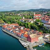 Aufnahme von Meersburg von oben mit dem Bodensee im Vordergrund und der Altstadt, am Hang das Schloss