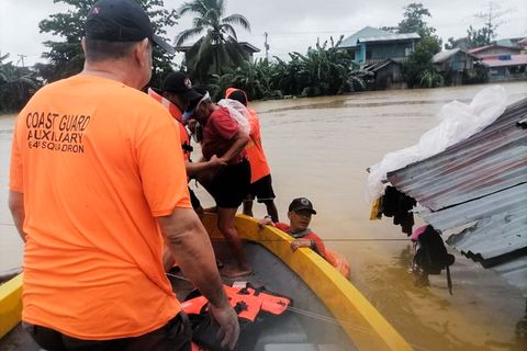 Philippinische Küstenwache rettet Menschen aus überfluteten Gebieten