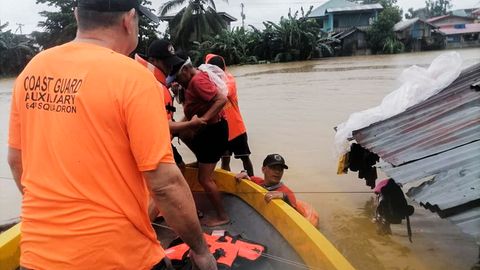 Philippinische Küstenwache rettet Menschen aus überfluteten Gebieten