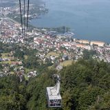 Eine Bahn fährt hinauf zum Pfänder. Von dort oben sieht man Bregenz und den Bodensee.
