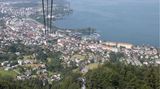 Eine Bahn fährt hinauf zum Pfänder. Von dort oben sieht man Bregenz und den Bodensee.