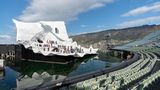 In Bregenz entsteht gerade die Bühne für die Festspiele. Die Kulisse sieht aus wie ein riesiges gewelltes Blatt.