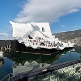 In Bregenz entsteht gerade die Bühne für die Festspiele. Die Kulisse sieht aus wie ein riesiges gewelltes Blatt.