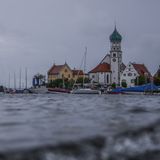 Der Zwiebelturm der Kirche von Wasserburg am Bodensee bei trübem Wetter