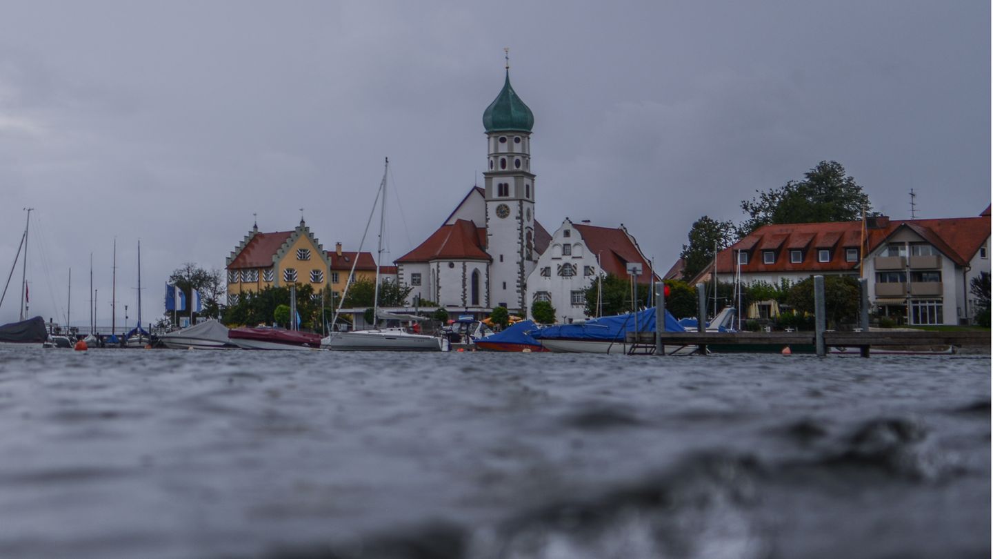 Der Zwiebelturm der Kirche von Wasserburg am Bodensee bei trübem Wetter