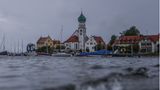 Der Zwiebelturm der Kirche von Wasserburg am Bodensee bei trübem Wetter
