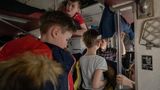 Jungen in Evakuierungszug